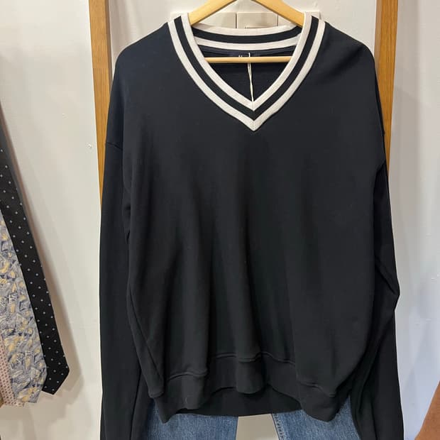 빔즈하트 브이넥 배색 블랙 맨투맨