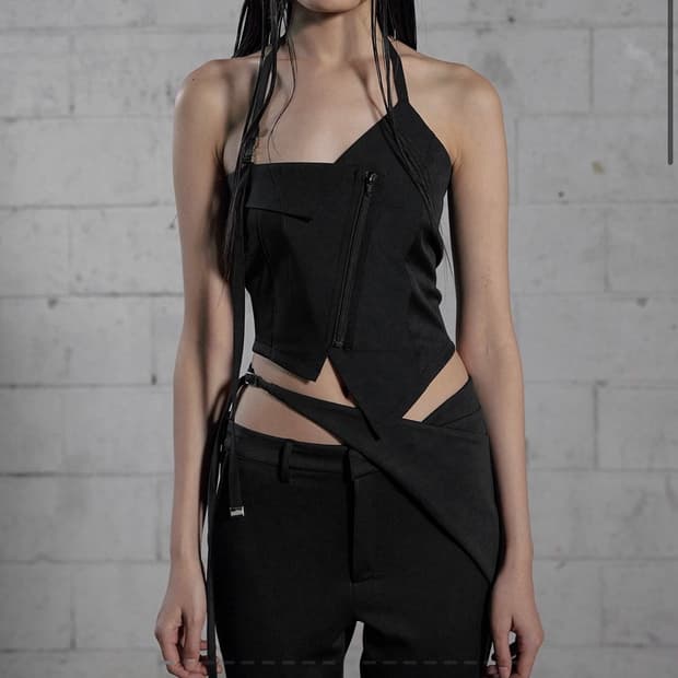 UNBALANCED HALTER VEST, BLACK