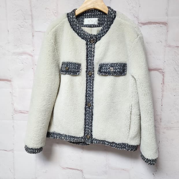 아이보리 컬러의 SJ SJ 뽀글이 트위드 자켓