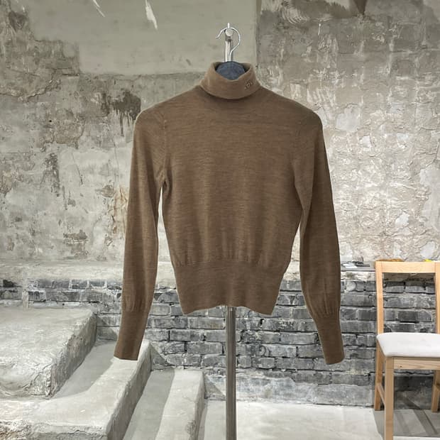 비비안 웨스트우드 레드라벨 멜란지 베이지 터틀넥 orb로고 크롭 니트