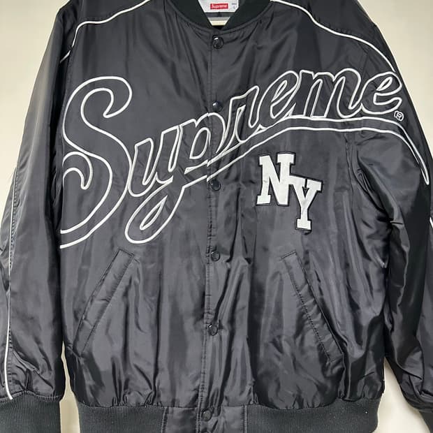 슈프림 20FW 콘트라스트 스크립트 바시티 자켓
