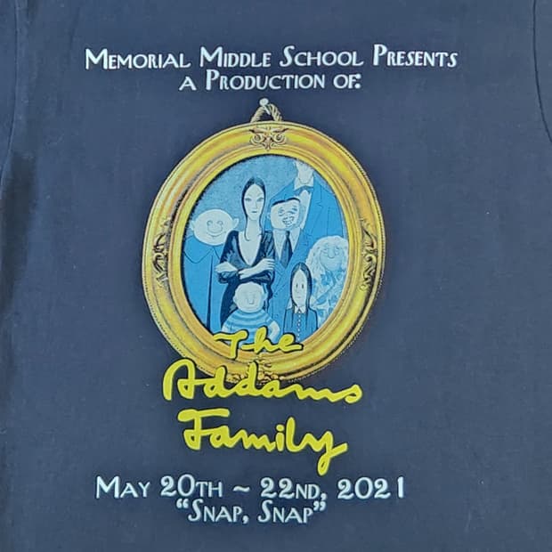 Memorial Middle School '아담스 패밀리' 굿즈 티셔츠