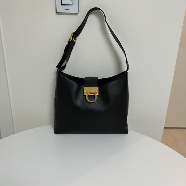 정품 페라가모 트리폴리오 숄더백