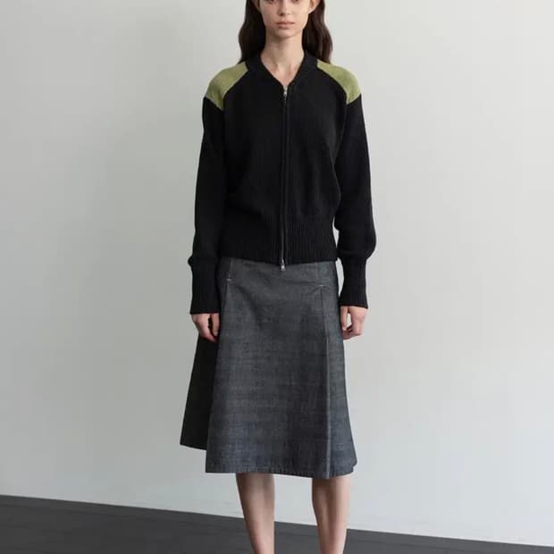 문달 Denim Pleat Skirt in Black