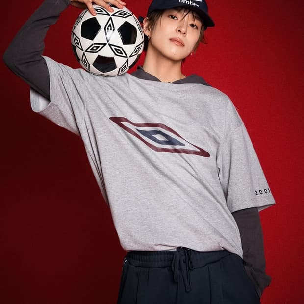 엄브로 x 아사히 하마다 핸드드로잉 로고 반팔 티셔츠 그레이