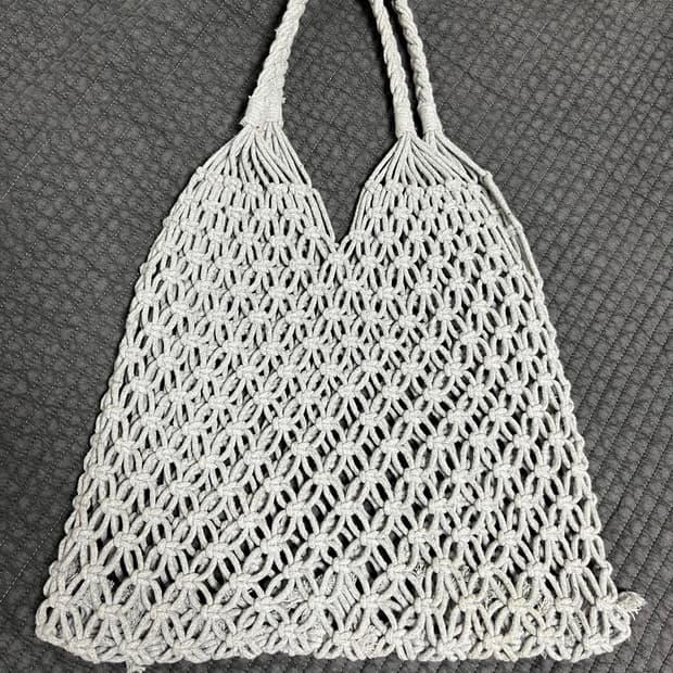 회색 네트 가방