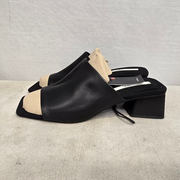 새상품) 자라 ZARA 레더 뮬 샌들 255