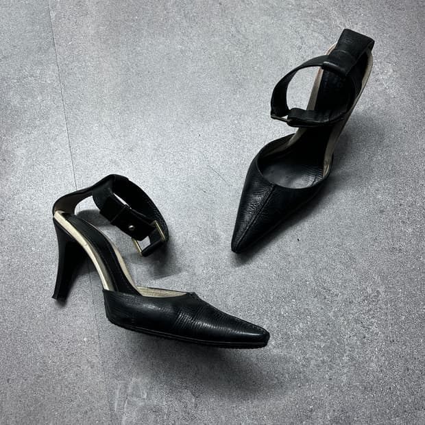 구찌 스틸레토 스트랩 힐