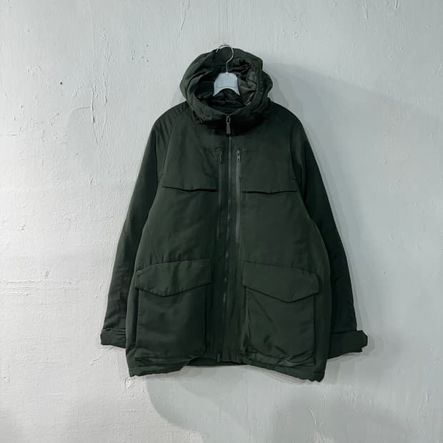 유니클로 화이트마운티니어링 패딩 100