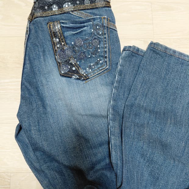 Reuve 오리엔탈 큐빅 백포켓 디테일 워싱 데미지드 데님