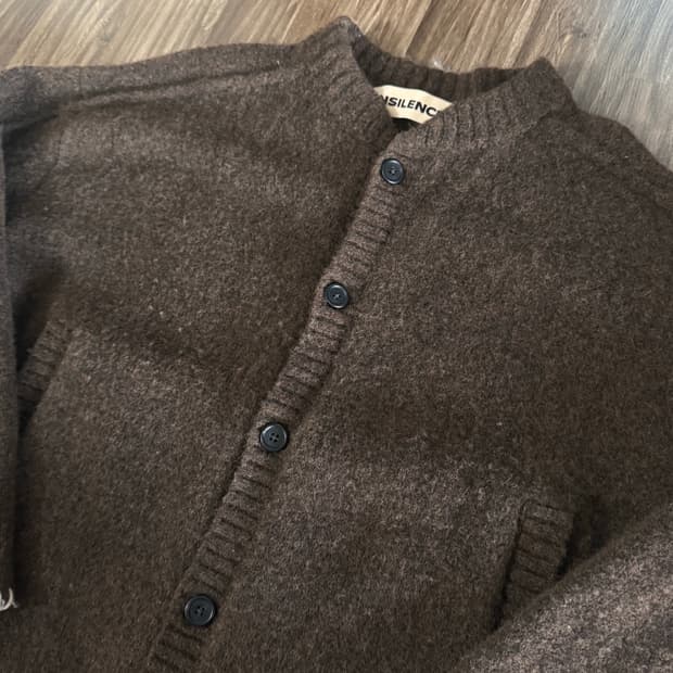 Insilence stich round botton cardigan