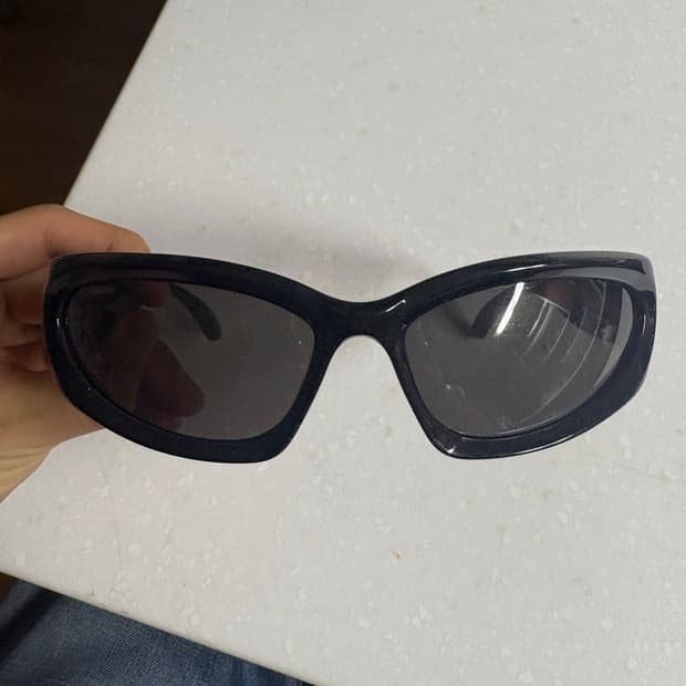 [급처]스위프트 오발 발렌시아가 선글라스