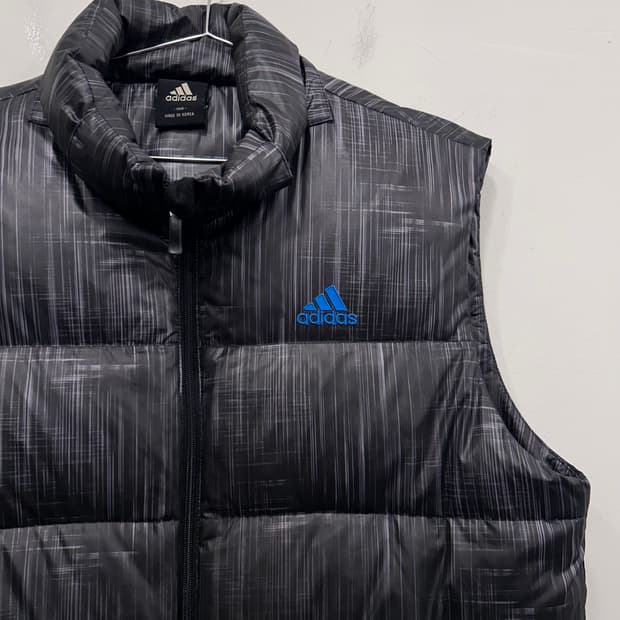 아디다스 스몰로고 덕다운 워시드 패턴 패딩조끼