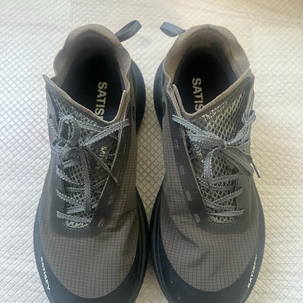 새티스파이 브랜드의 더 라커 트레일 러닝화