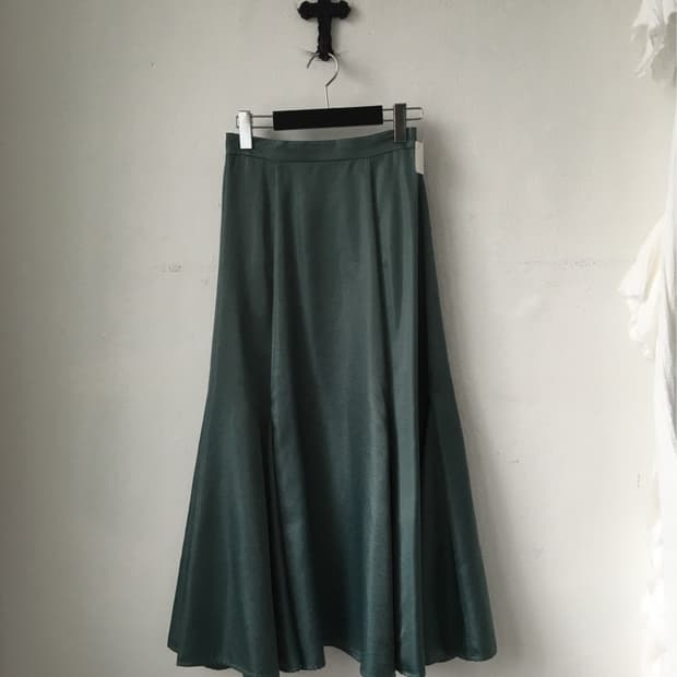 Glossy long skirt