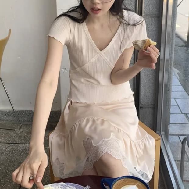 데일리마켓 릴리 프릴레이스 브이넥 반팔티 / 모리걸빈티지아오이유우하구미히