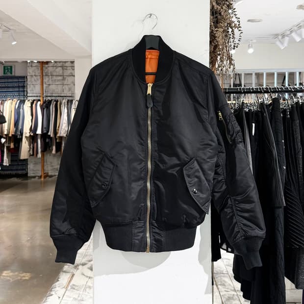 알파 인더스트리 블랙 MA-1 리버시블 플라이트 자켓