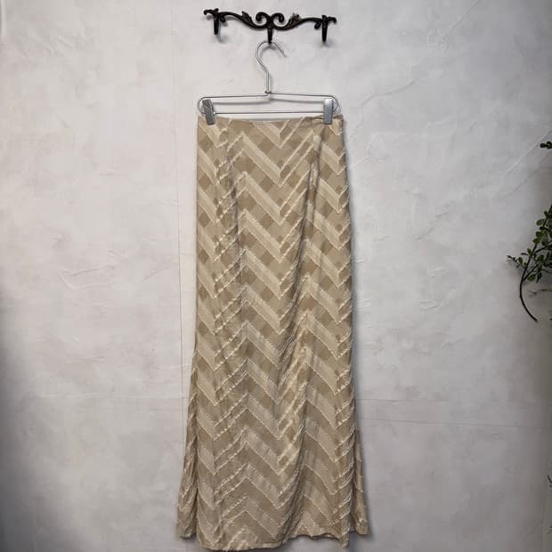 Beige chevron pattern slit maxi skirt