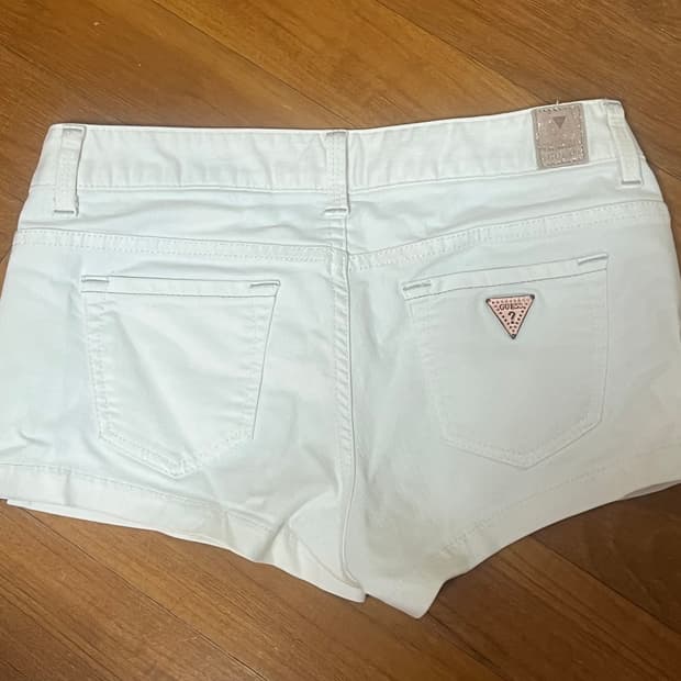 [게스] 빈티지 마이크로 숏 데님 팬츠 - 화이트