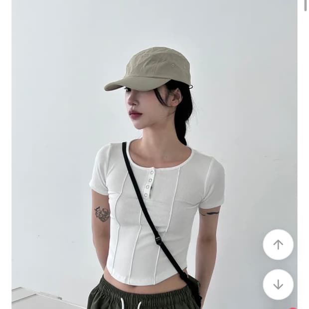 더블콩 슬림핏 라인 숏 버튼 크롭티