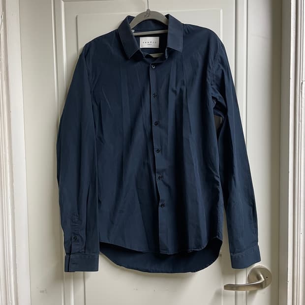 산드로 네이비 색상 긴팔 셔츠입니다