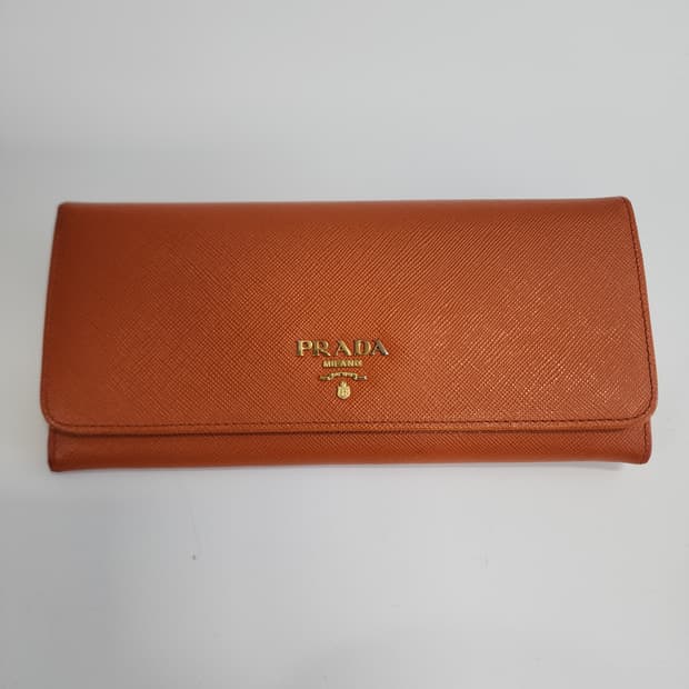 상태최상 프라다 메탈 로고 사피아노 장지갑 다크오렌지