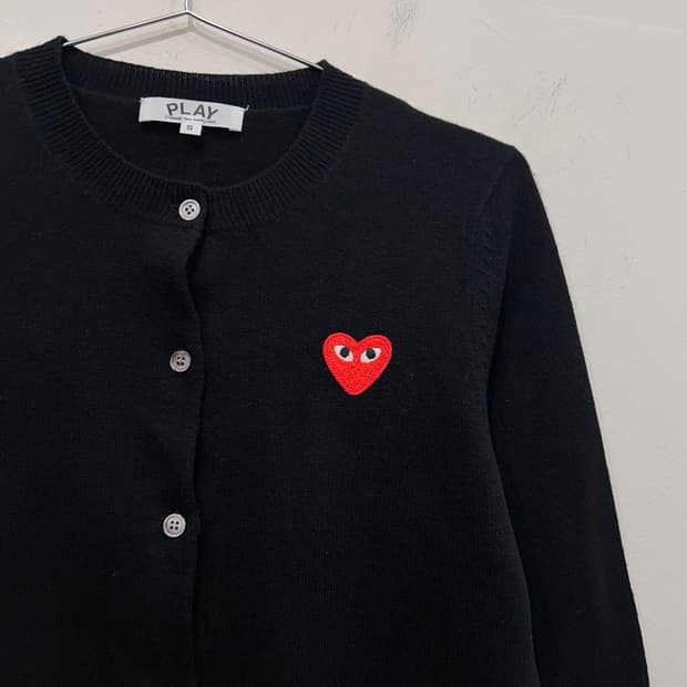 꼼데가르쏭 플레이 레드하트 울 라운드 가디건