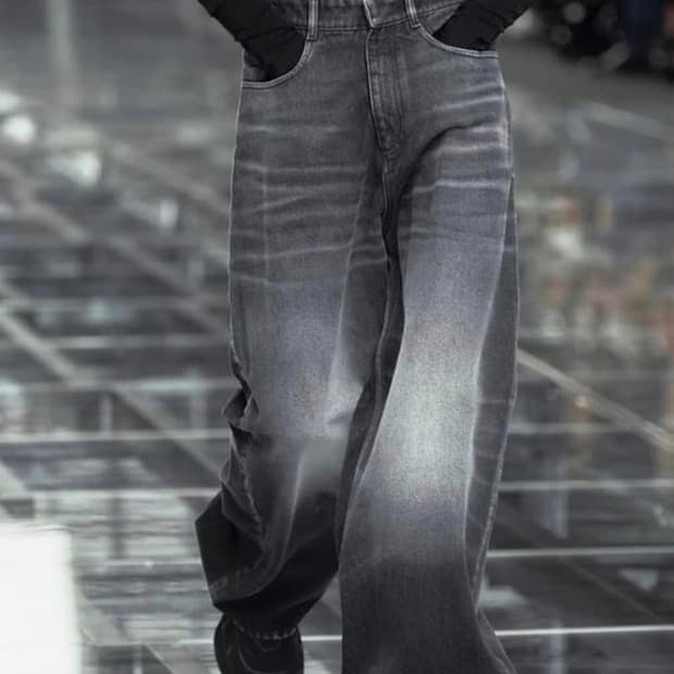 32) Givenchy Baggy Jeans