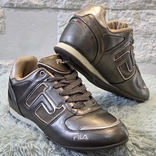 휠라 메탈릭 스니커즈