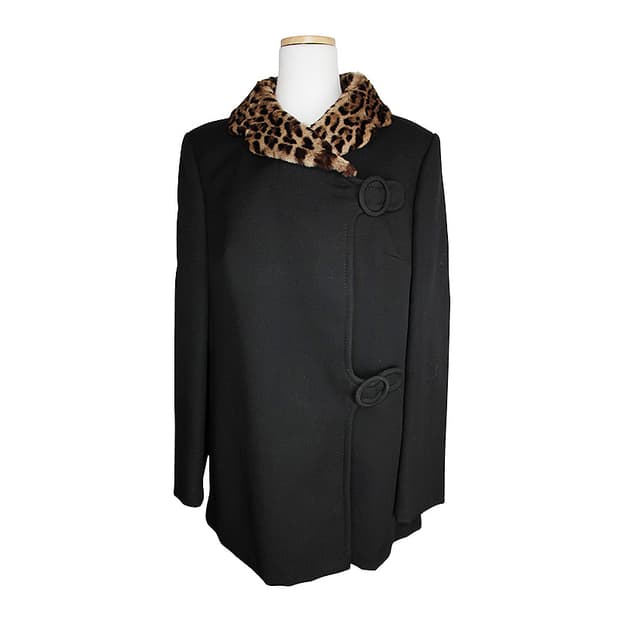 요비스 모델 퍼 트림 블랙 하프 코트 77