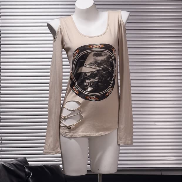 {Dig Deep} Skull Cold Shoulder L/S  