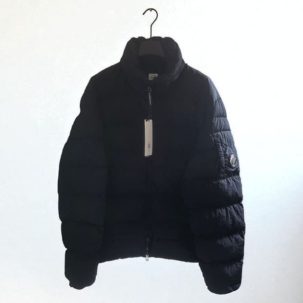 CP컴퍼니 에코 크롬 R 다운 자켓 네이비