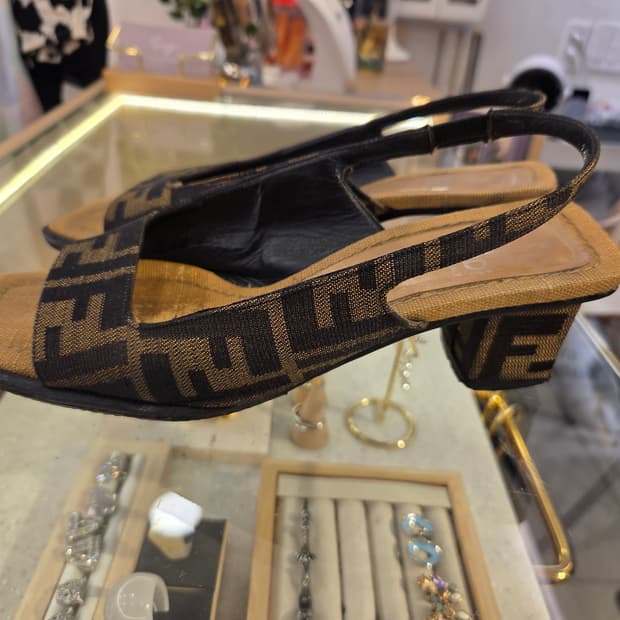 FENDI 팬디 슬링백 샌들