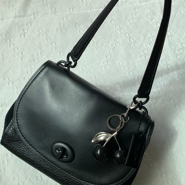 🖤 Coach 올블랙 레더 턴락 숄더백