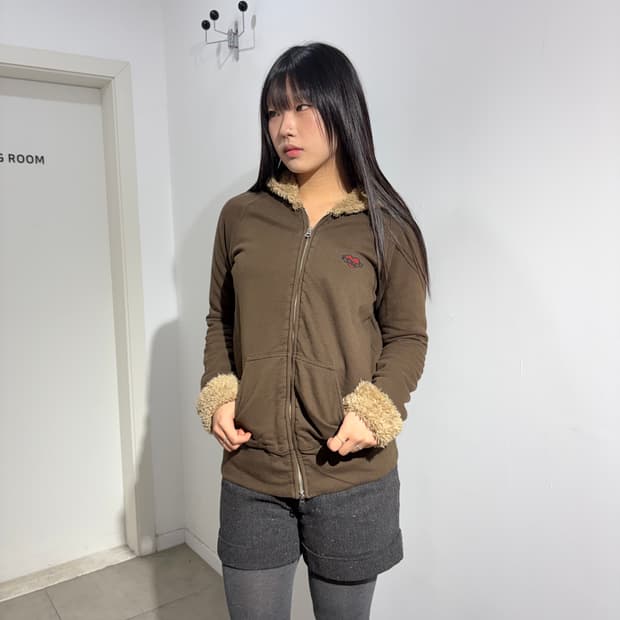 Rna 브라운 호피 레터링 후드집업