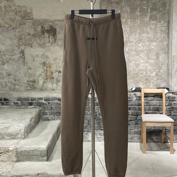 에센셜 20F/W 브라운 스웻 팬츠