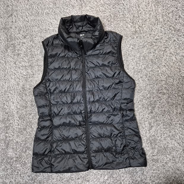 유니클로 여성 경량 다운 패딩 조끼 M