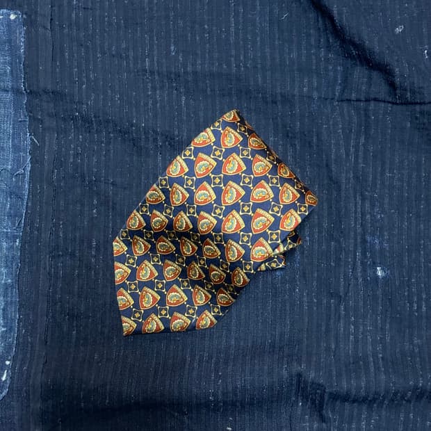 90's 발렌시아가 방패 패턴 실크 타이