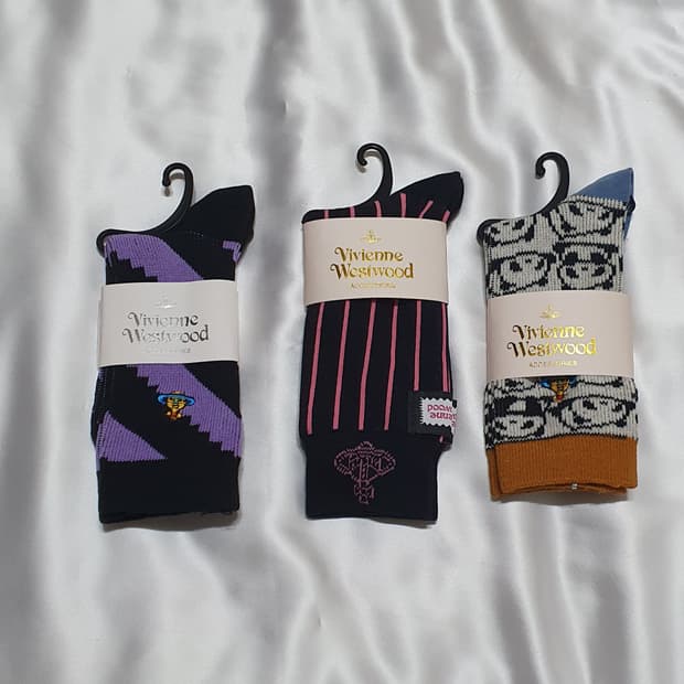 퍼플 핑크 라이트그레이 물결 스트라이프 팬다 비비안웨스트우드 양말 