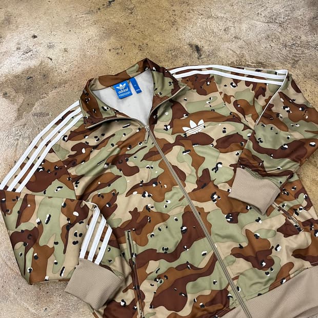 아디다스 카모 밀리터리 브라운 카키 구파이어버드
져지 트랙탑 110