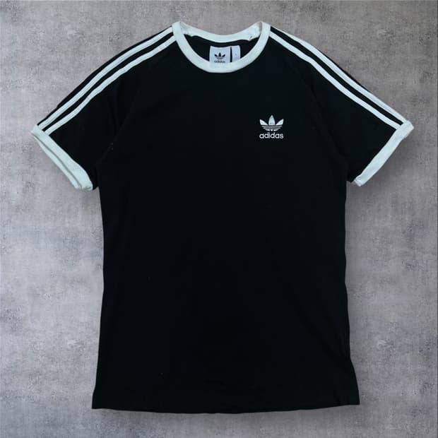 아디다스 오리지날 스몰 로고 블랙 반팔티