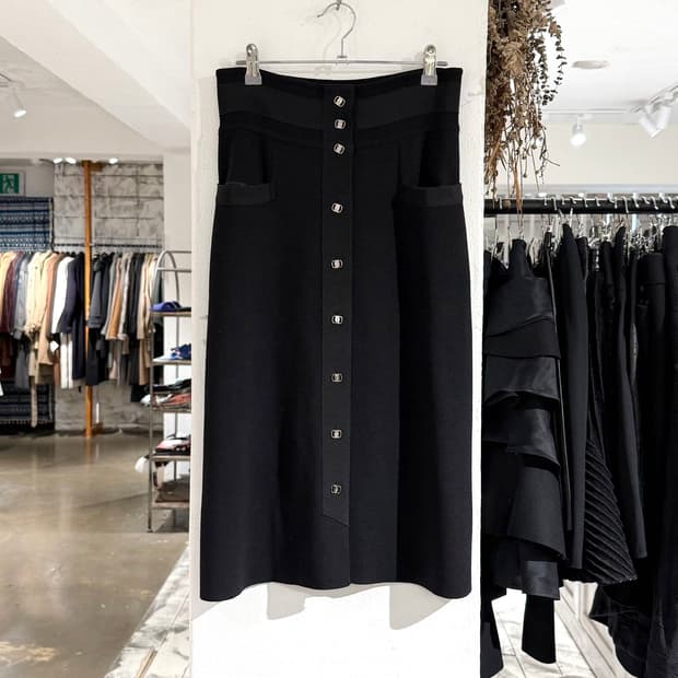 페라가모 블랙 라나버진울 버튼 미디 스커트
