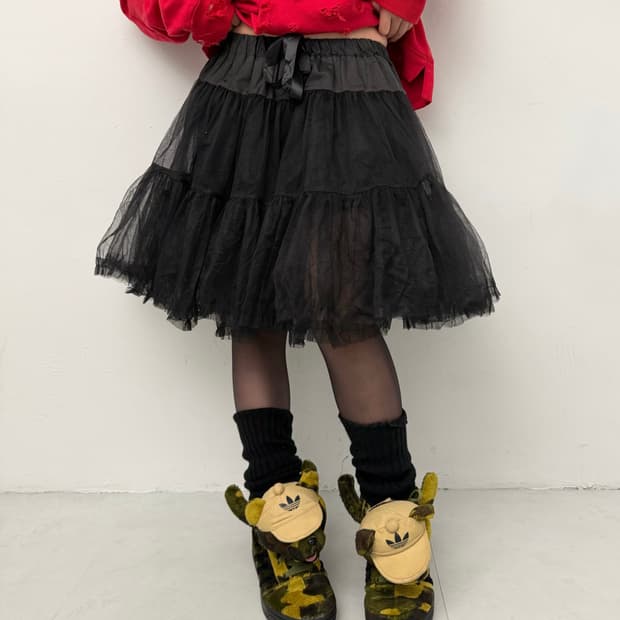 블랙 메쉬 볼륨 미디 스커트