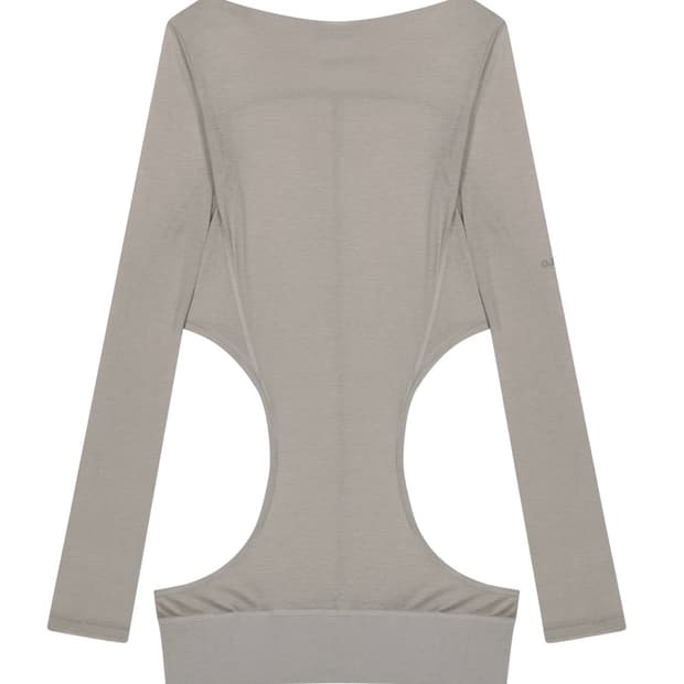 오호스 커브드 컷 레이어드 티 웜그레이