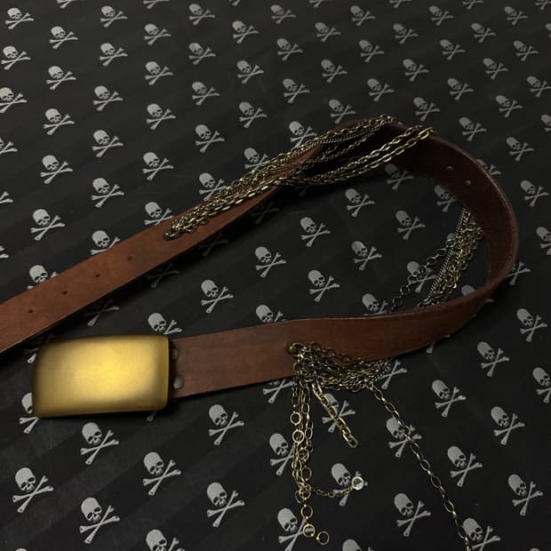 “gunda” Archive chain belt