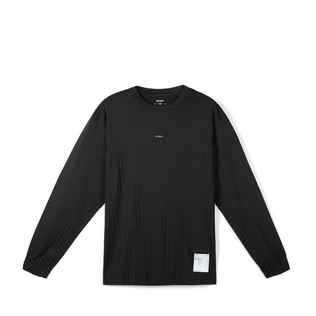 Satisfy AuraLite Pleated black tee 판매합니다