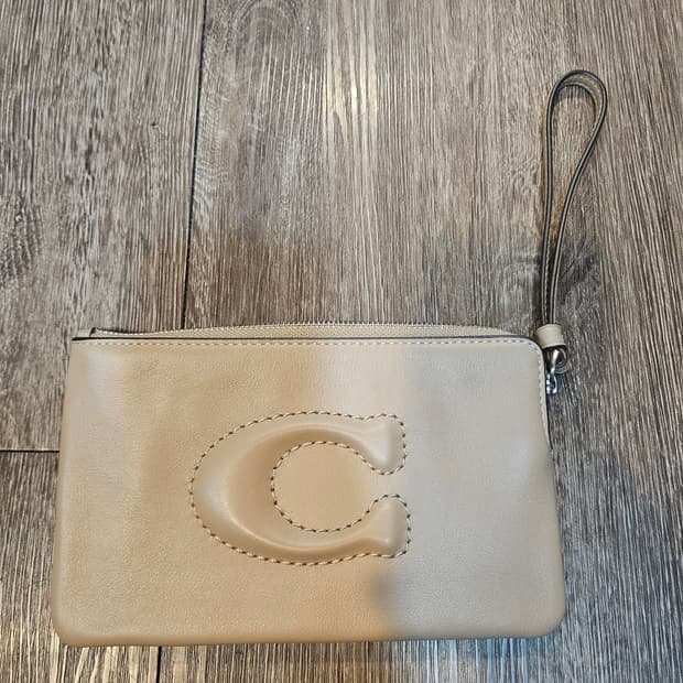 코치(COACH) 가죽 리스틀릿 클러치 파우치