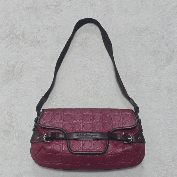 페라가모 간치니 레더 숄더백 