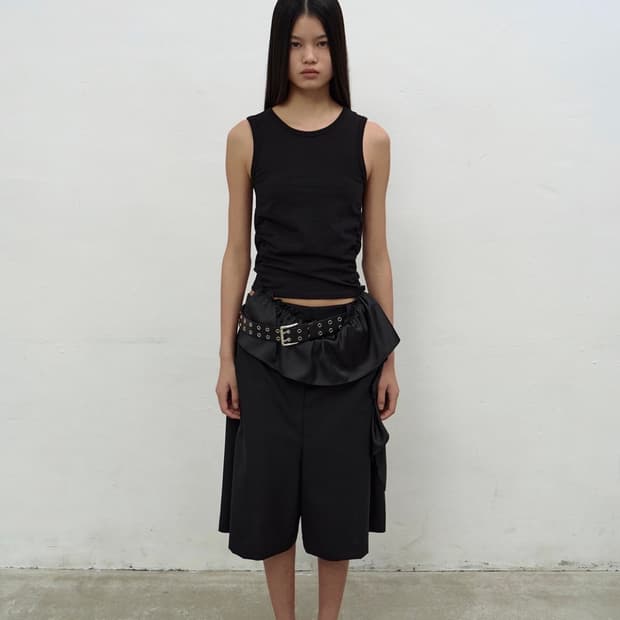 엘씨디씨 SATIN FRILL SLEEVELESS TOP (BLACK)