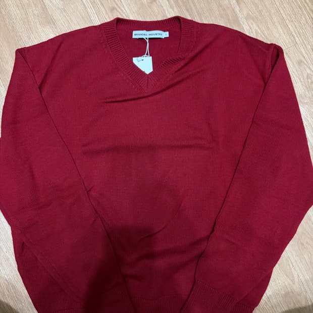 브랜디드 슈퍼파인울 브이넥 니트 레드